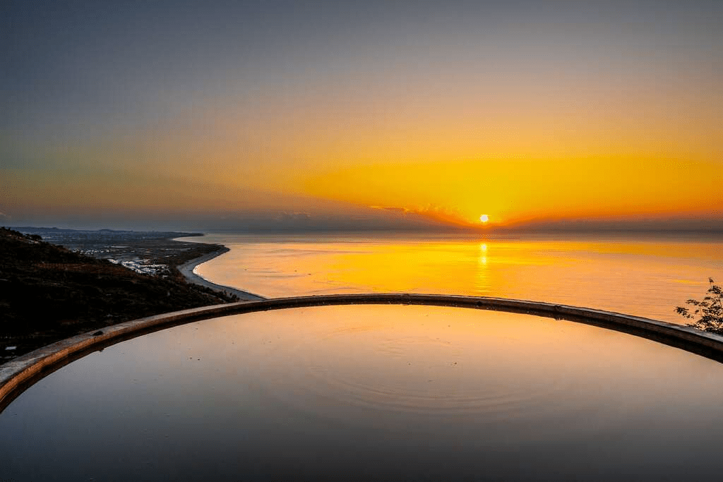 走向台東太麻里的華源海灣，遇見天空之鏡般的柔亮倒影
