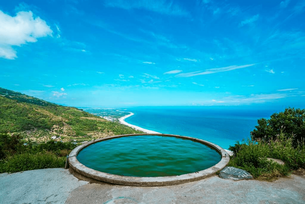 走向台東太麻里的華源海灣，遇見天空之鏡般的柔亮倒影