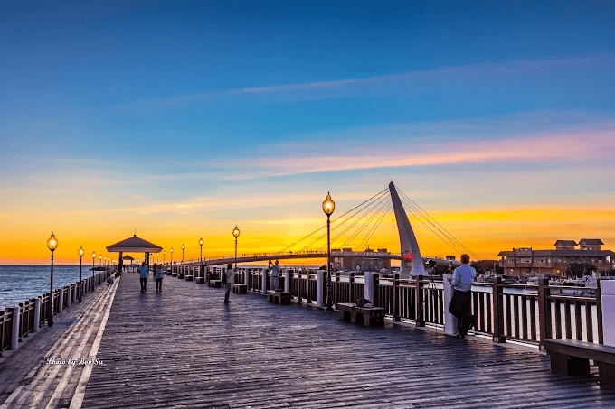 走在淡水老街的午後河風裡，邊嚐小吃邊看光影落下，讓一日的步調慢慢回到最舒服的位置