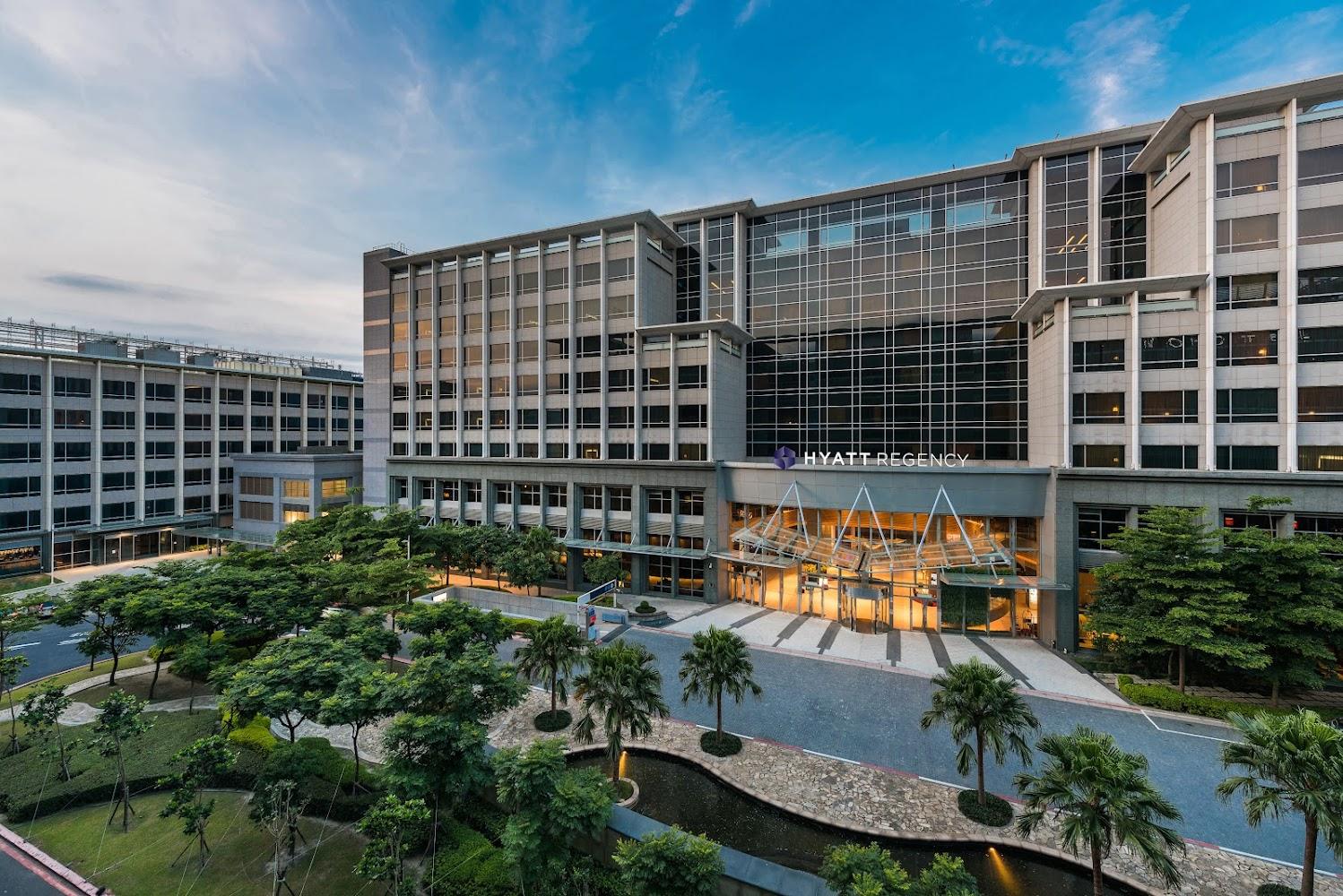 當機翼劃過天際，桃園國際機場凱悅酒店的房間裡正亮著一盞迎接你的光