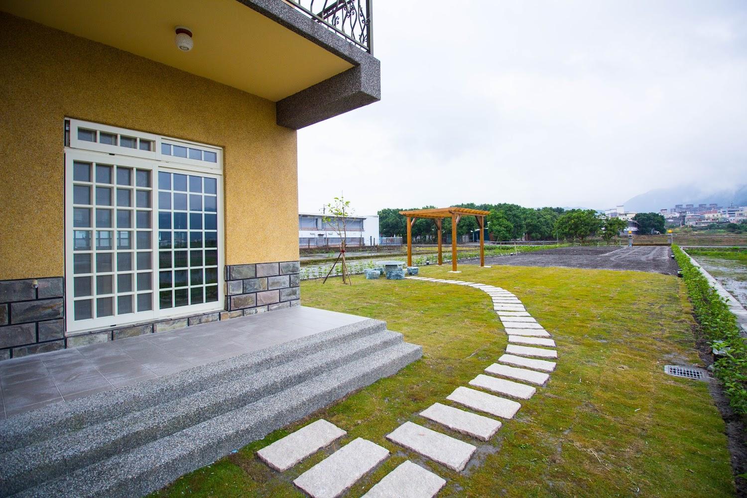 被田園給包圍的假期，在芳庭旅宿度過一晚，聽見礁溪風吹過稻田的聲音