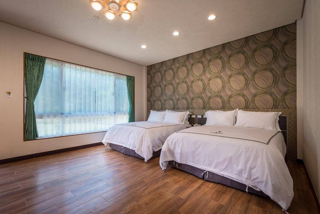 南投埔里小旅行！黑爵士民宿 × 蔡記東華食府「一泊二食」超值方案開賣，每日限量2組搶訂中