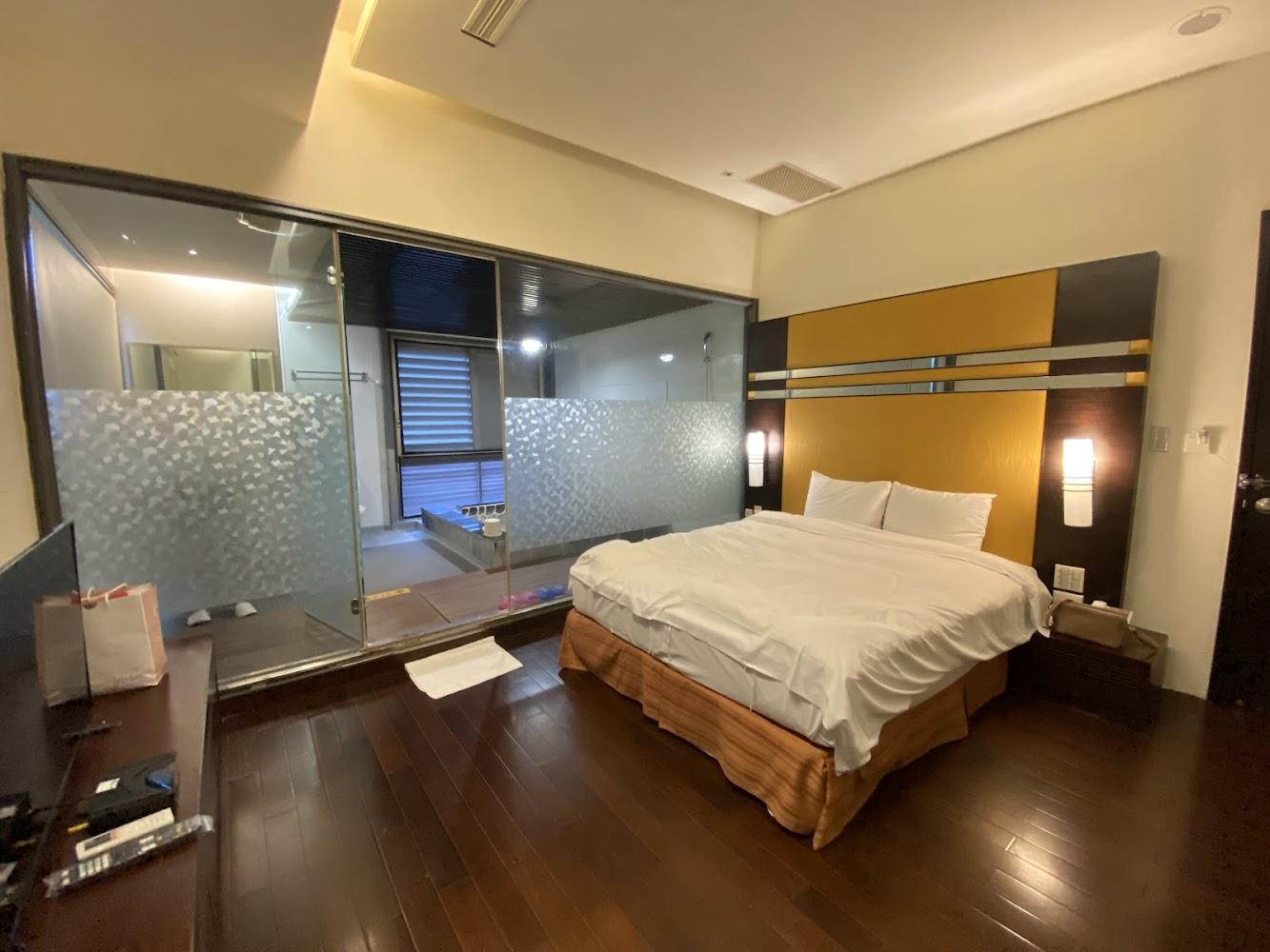 新北烏來隱藏版泡湯秘境！「淞呂溫泉會館」觀景雙人房限時優惠，每晚只要2380元