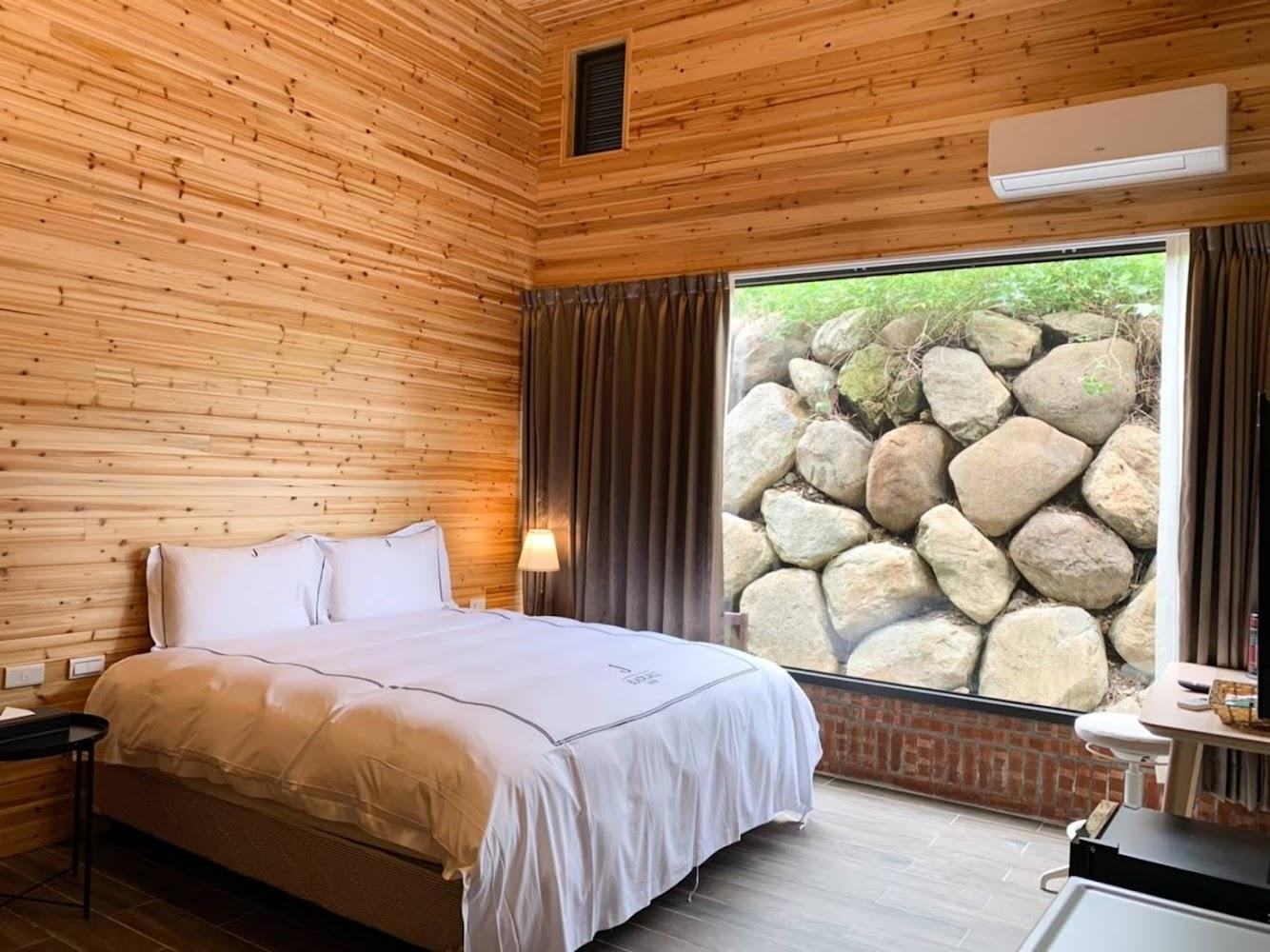 南投埔里住宿新選擇！黑爵士民宿×蔡記東華食府一泊二食雙人2000元，限量享歐風美宿與人氣烤雞