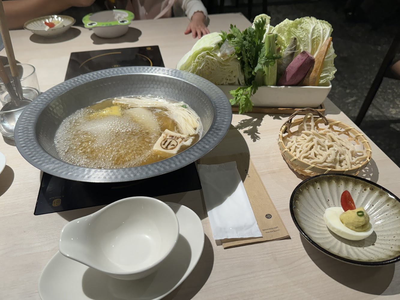 小川鍋物淡水店新會員限時送300元折價券！頂級火鍋、季節時蔬，老街美食首選