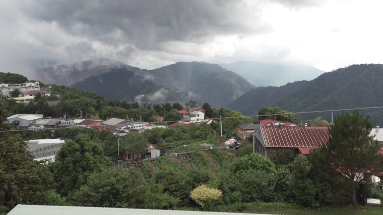 南投清境木屋住宿推薦！佳美休閒渡假山莊｜住進雲霧裡療癒木屋、享受星空與茶香，雙人房含早餐只要$1888