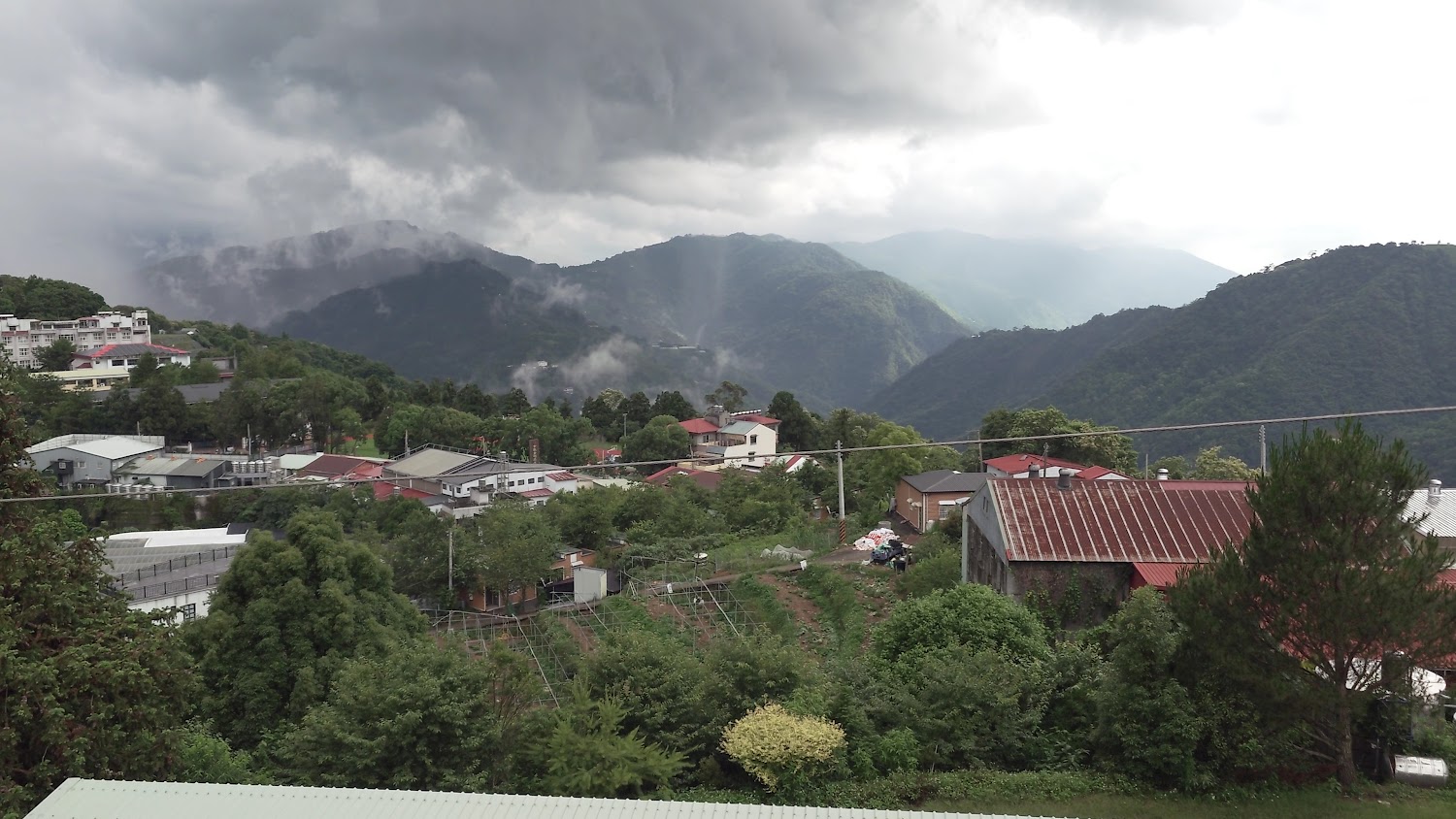 南投清境木屋住宿推薦！佳美休閒渡假山莊｜住進雲霧裡療癒木屋、享受星空與茶香，雙人房含早餐只要$1888
