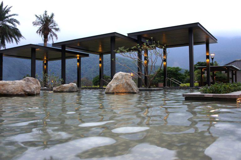 陽明山天籟溫泉會館：泡美人湯、親子水世界、山海美景一次滿足！限時雙人湯屋升等專案只要$6,999起