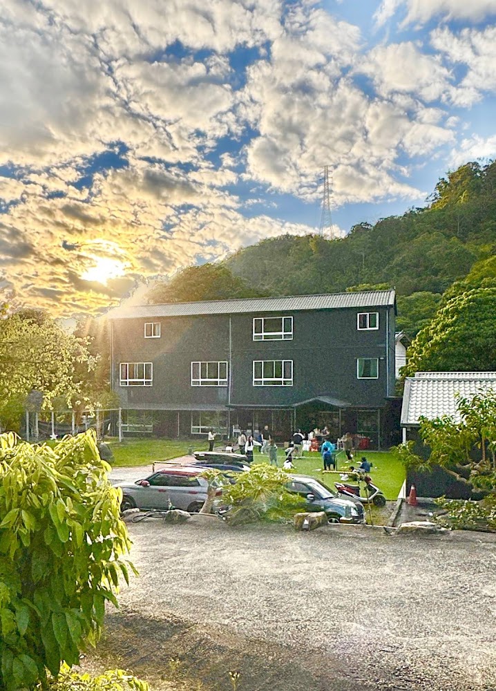 南投埔里黑爵士民宿 × 蔡記東華食府一泊二食超值方案｜雙人同行只要2,000元，享受山城美景與人氣烤雞美食！