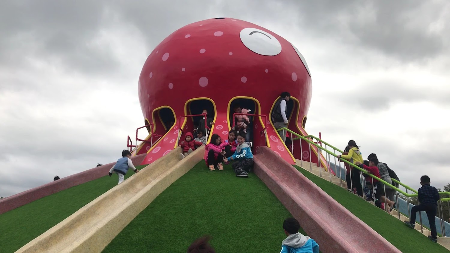 苗栗親子新亮點！貓裏喵親子公園：巨型章魚溜滑梯、沙坑與共融遊具，全台最吸睛免費玩樂天堂