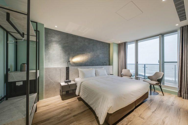 北海岸最夯無敵海景住宿！石門《半島海悅渡假會館》：每房獨立陽台、寵物友善、絕美夕陽全收錄