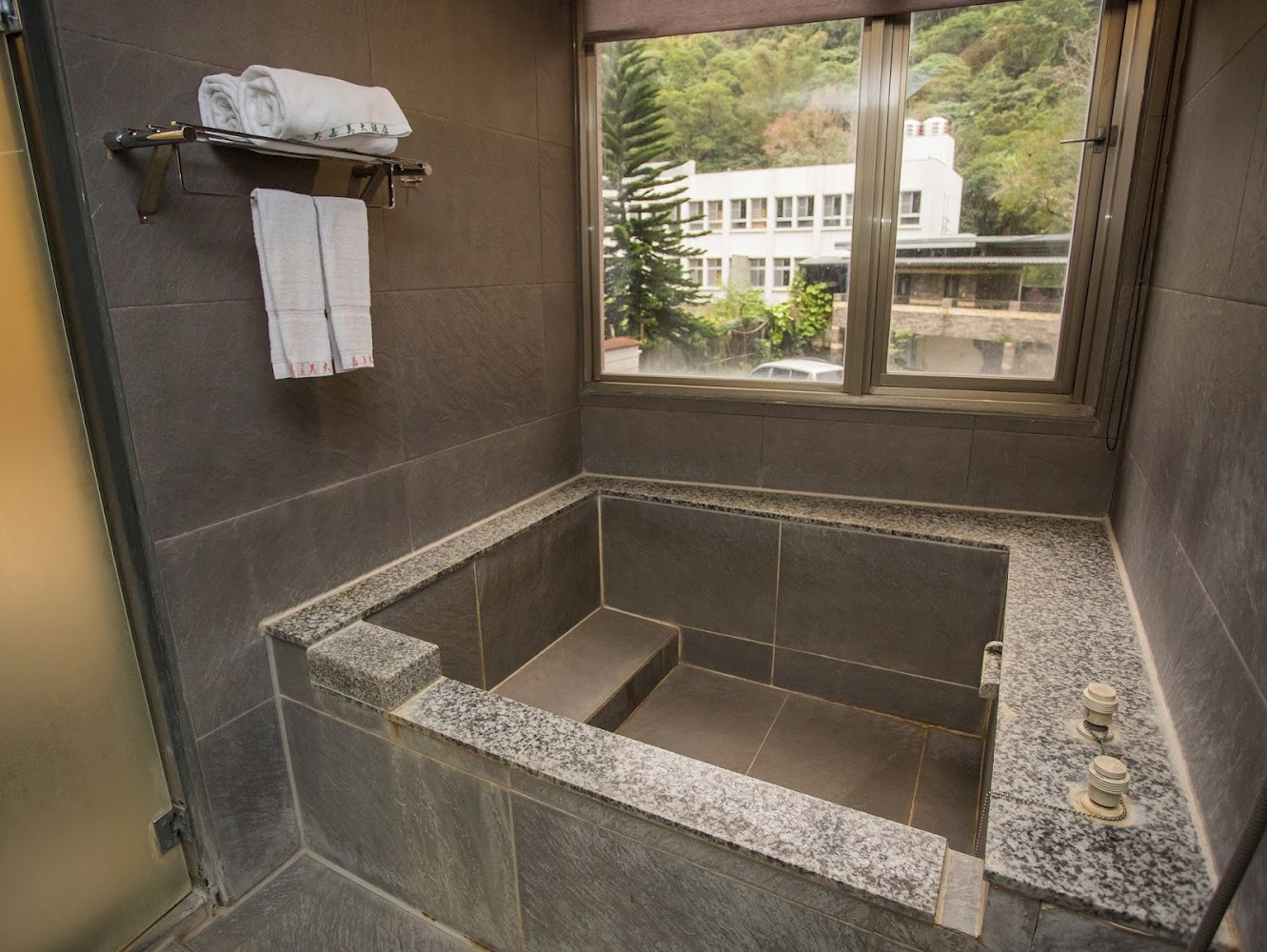 礁溪美嘉美大飯店$1,499起 一泊三食溫泉房！獨立湯屋、寵物友善、高CP值享受熱鬧商圈