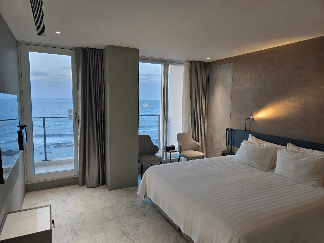 旅行新北石門半島海悅渡假會館：枕海而眠的北海岸零距離海景住宿首選