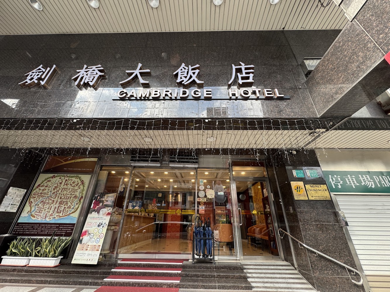 台南住宿首選：劍橋大飯店台南館 雙人房$1,888免費升等豪華兩大床｜地點超方便、早餐豐盛、免費停車