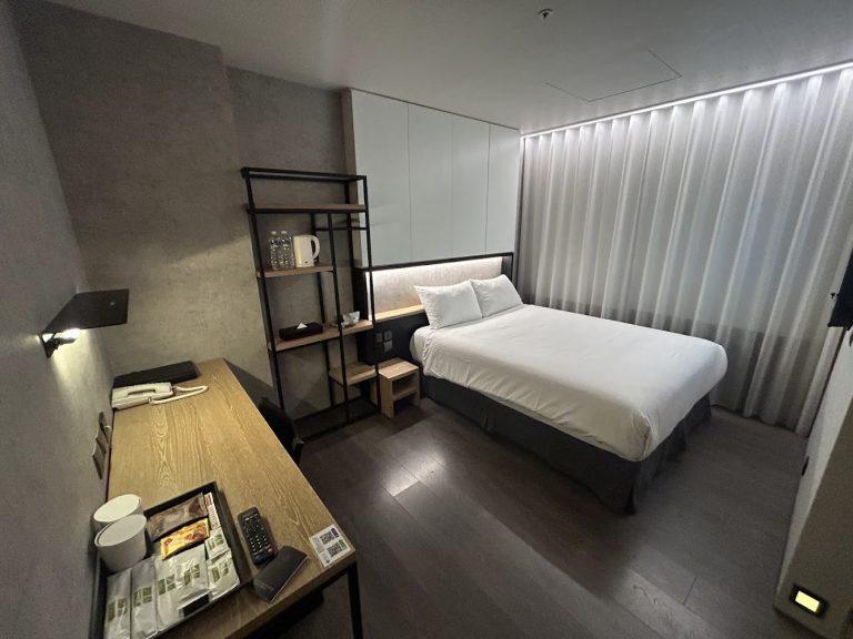 台中高鐵旁高CP值住宿推薦！康茵行旅雙人房含早餐每晚只要1580元，交通便利、三鐵共構，童樂友善首選