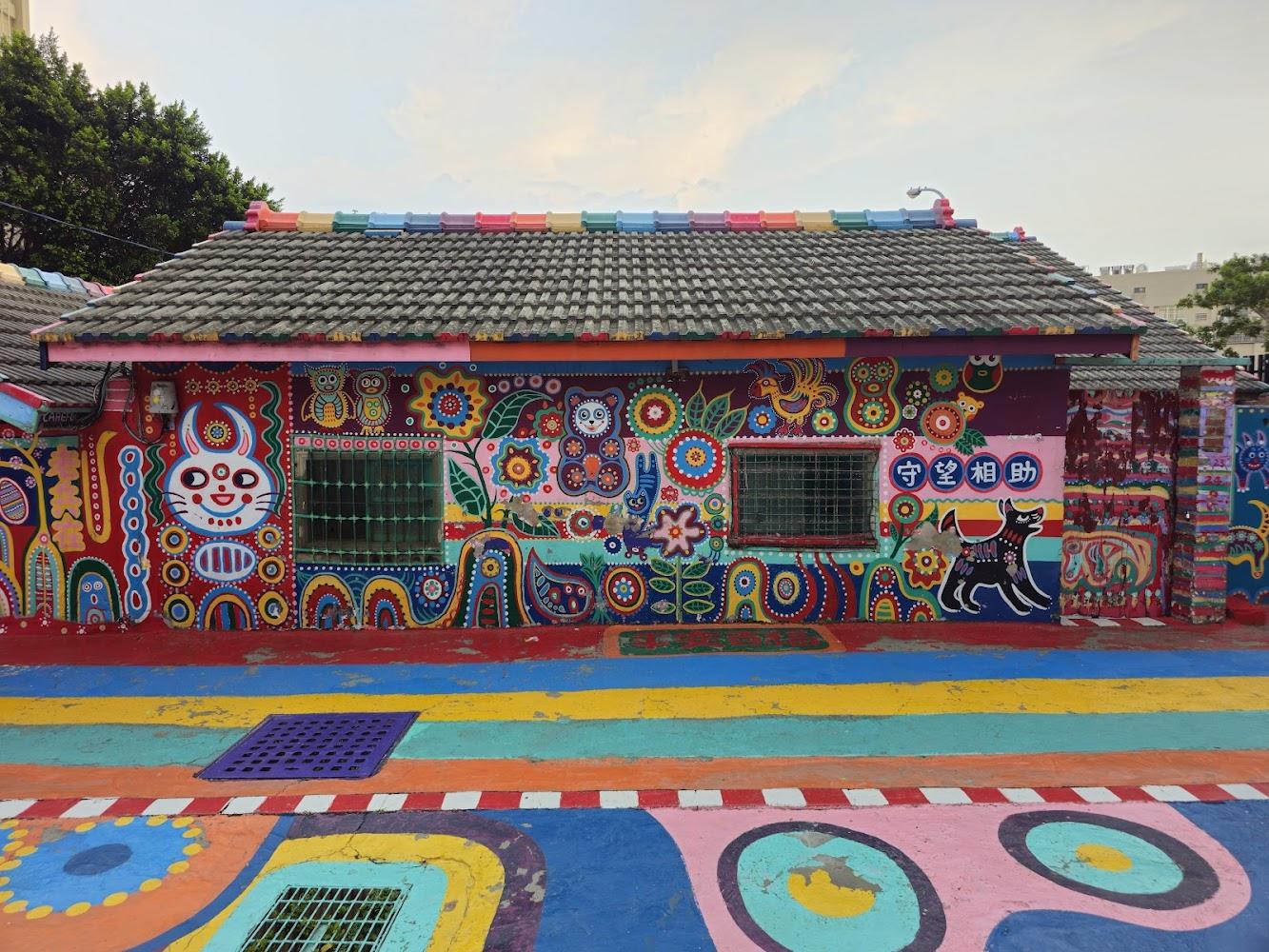 台中彩虹眷村充滿童趣的彩繪牆面