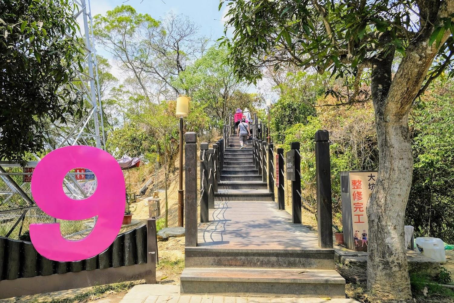 大坑9號登山步道入口處,人潮眾多