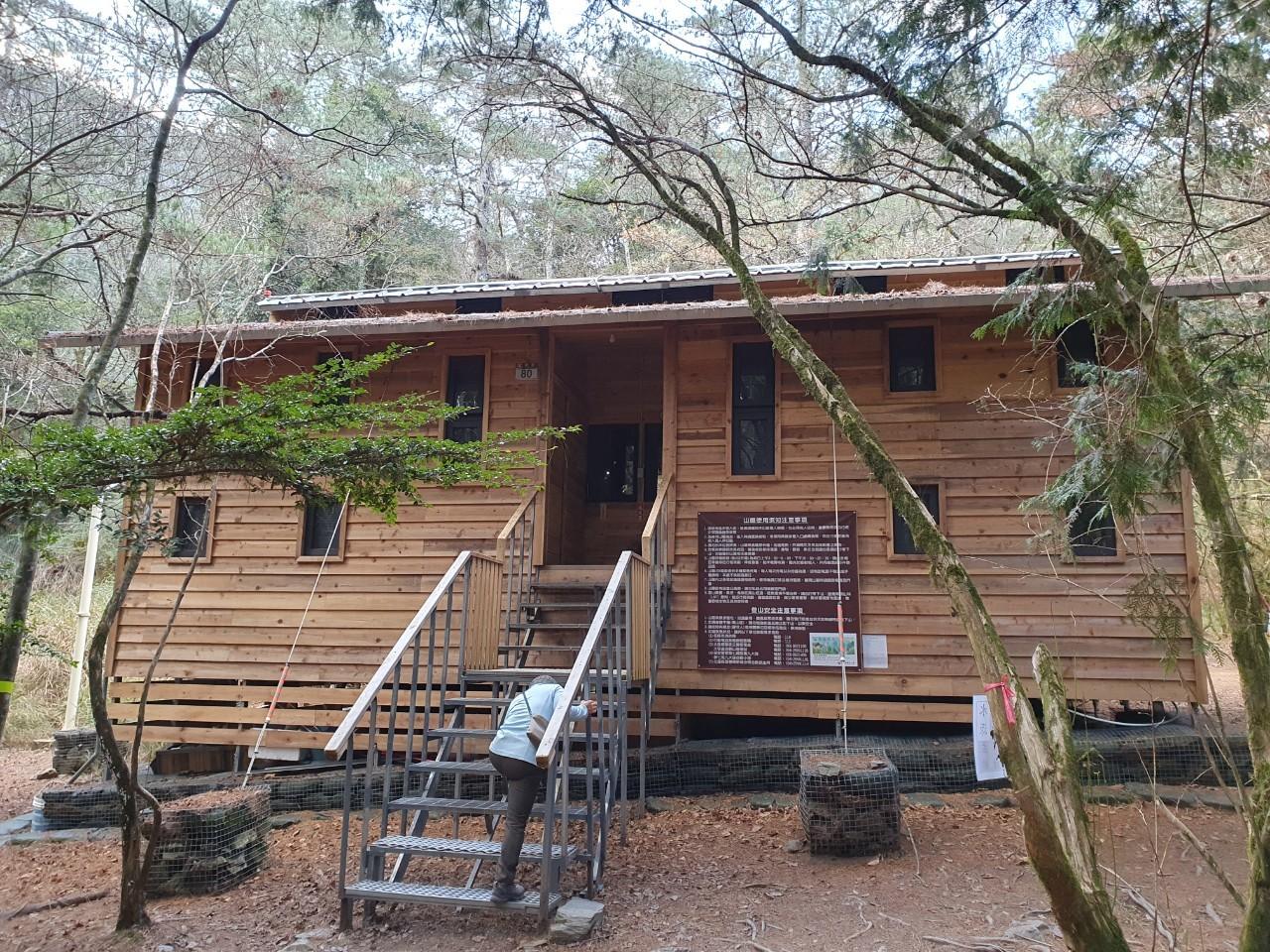 全新落成的屏風山避難山屋
