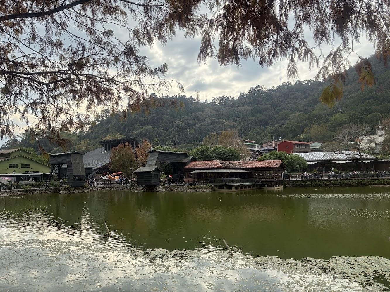 車埕老街的寧靜山景與特色建築