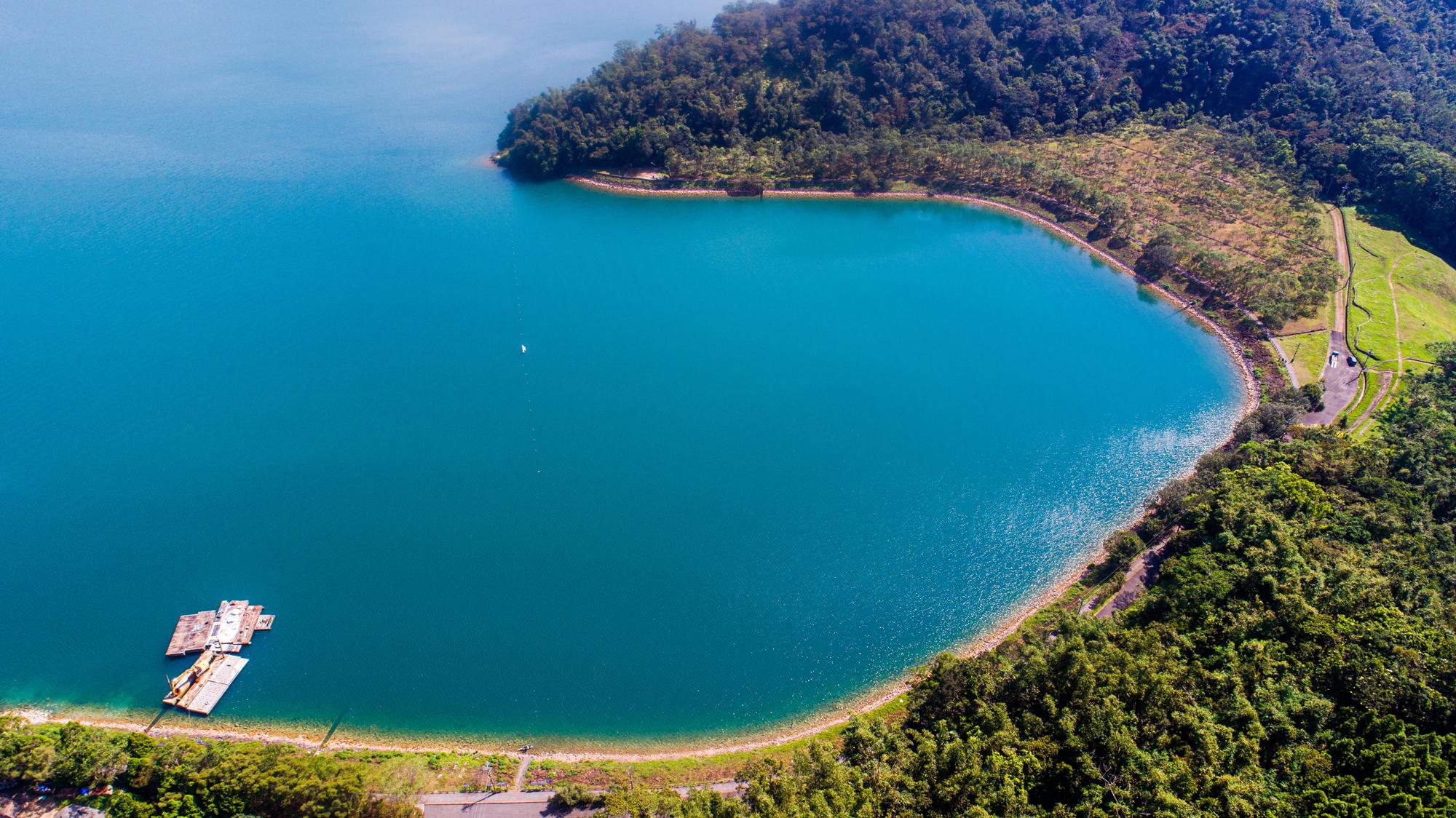 午後風起時走進日月潭月牙灣，湖岸弧線展開一段不被打擾的時光