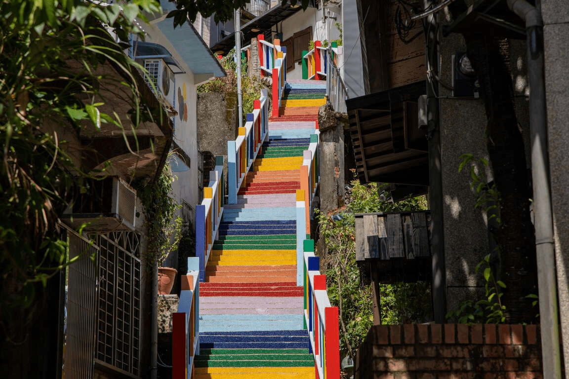 沿著新北的山城與海岸慢慢走，在老街、奇岩與貓村之間拍下一整天風景