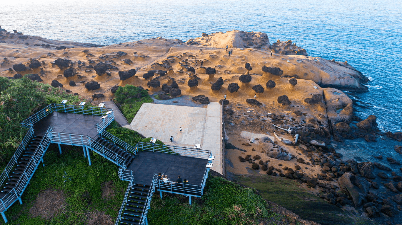 沿著新北的山城與海岸慢慢走，在老街、奇岩與貓村之間拍下一整天風景