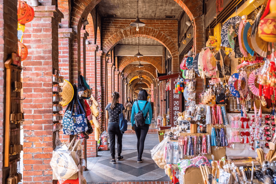 沿著新北三峽老街的騎樓一路前行，在午後光影與甜香之間讓腳步慢下來