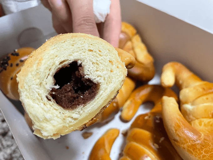 沿著新北三峽老街的騎樓一路前行，在午後光影與甜香之間讓腳步慢下來