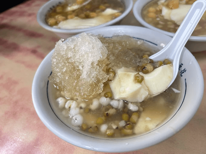 沿著新北三峽老街的騎樓一路前行，在午後光影與甜香之間讓腳步慢下來