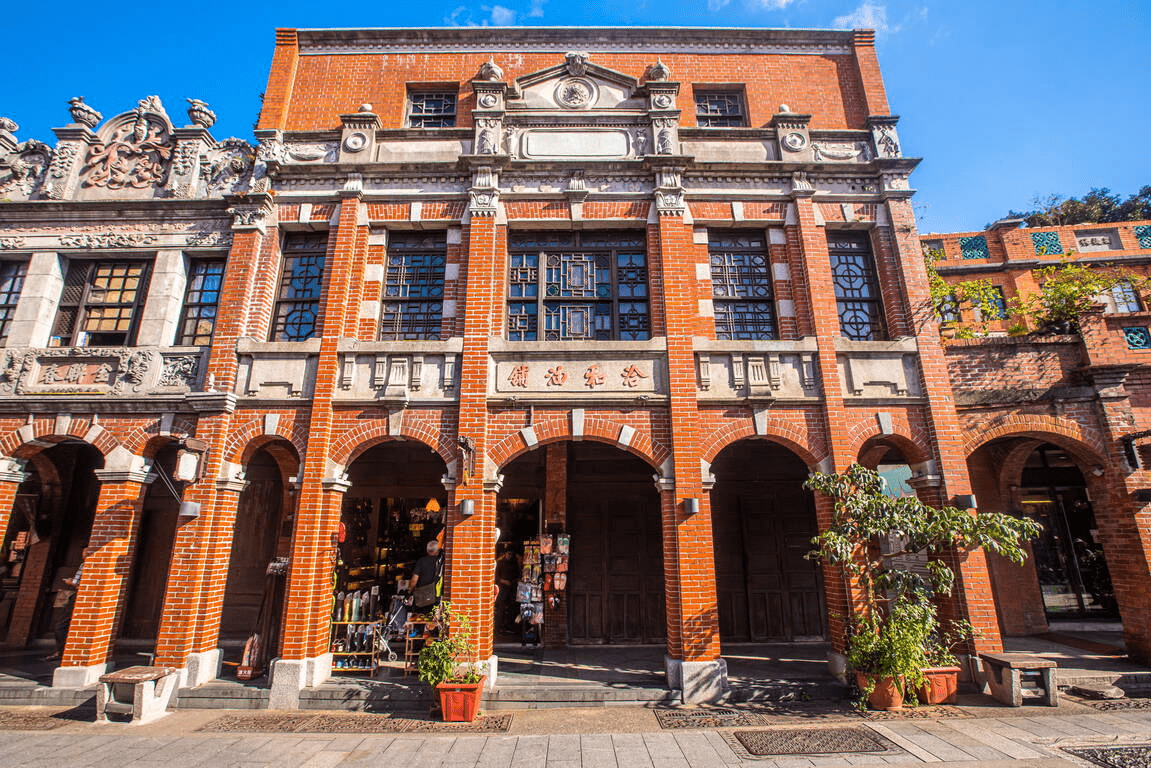 沿著新北三峽老街的騎樓一路前行，在午後光影與甜香之間讓腳步慢下來