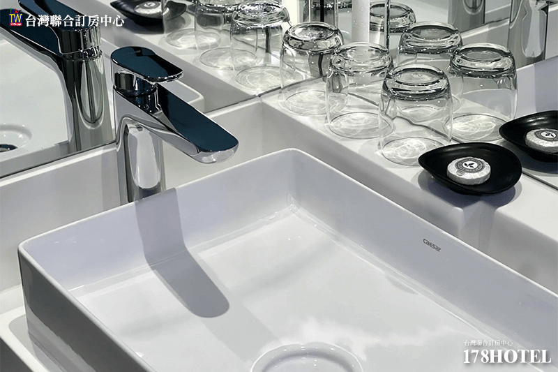 客房內配置高品質寢具，確保旅人擁有完美的睡眠