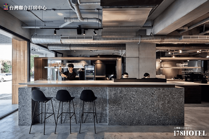 松河璞旅室內採光極佳，可直視河岸綠意