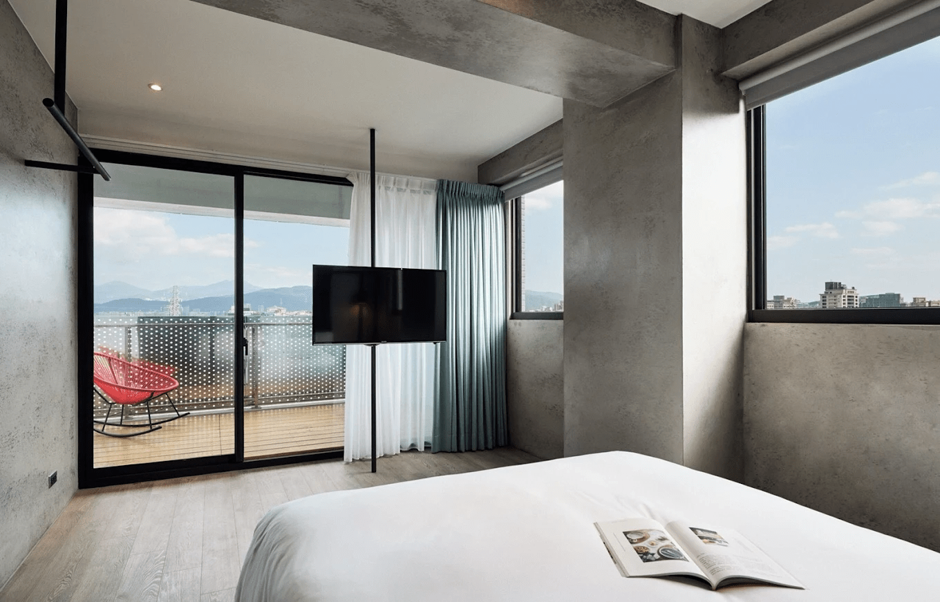 客房內部設計實拍，光影與材質的交織