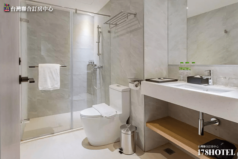 舒適寬敞的雙人客房，大面落地窗引入自然光線