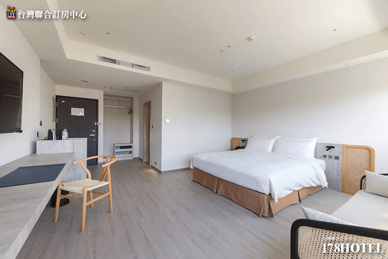 客房內部細節，包含工作桌與簡約的休憩角落