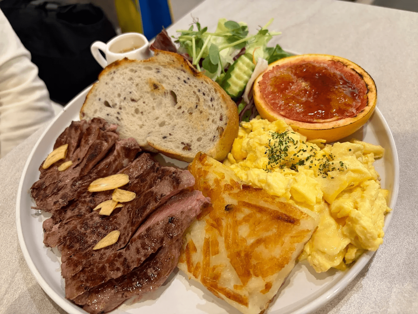 餐廳內部空間設計，木質調與綠意營造放鬆氛圍