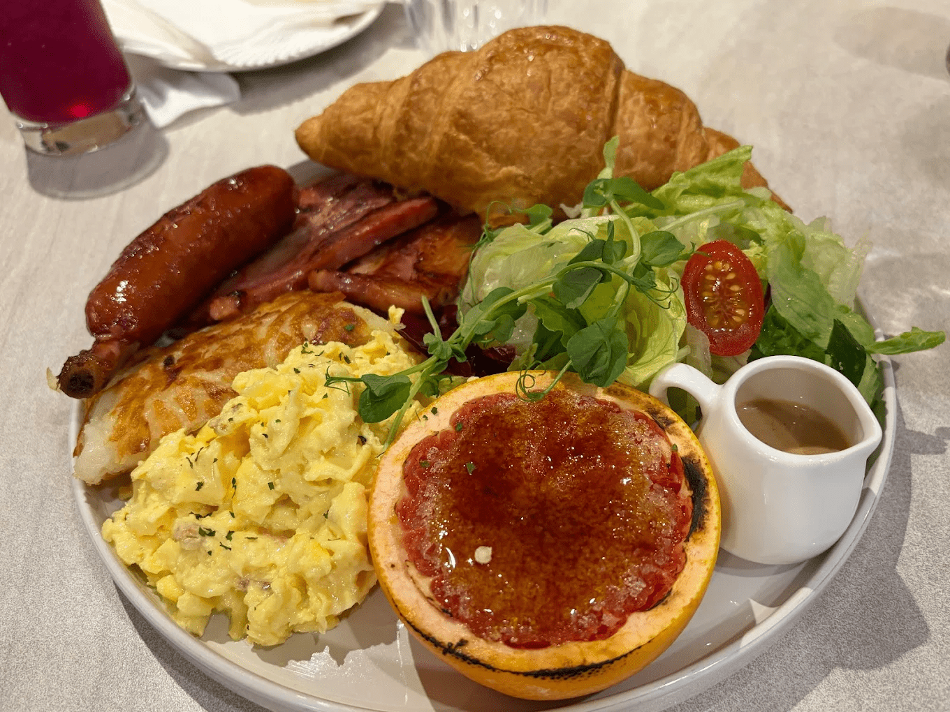 美味健康的早餐盤，色彩豐富營養均衡