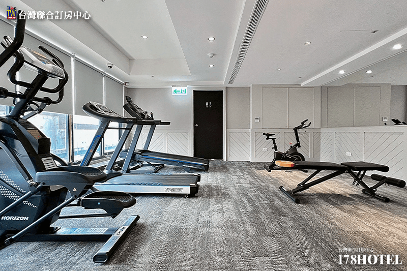 健身房設施，包含跑步機與重訓設備