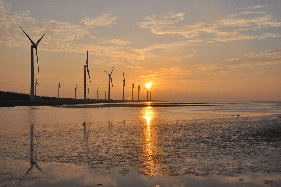 在潮汐與夕陽之間慢慢走一段路，在高美濕地，看天空倒映，讓心慢下來