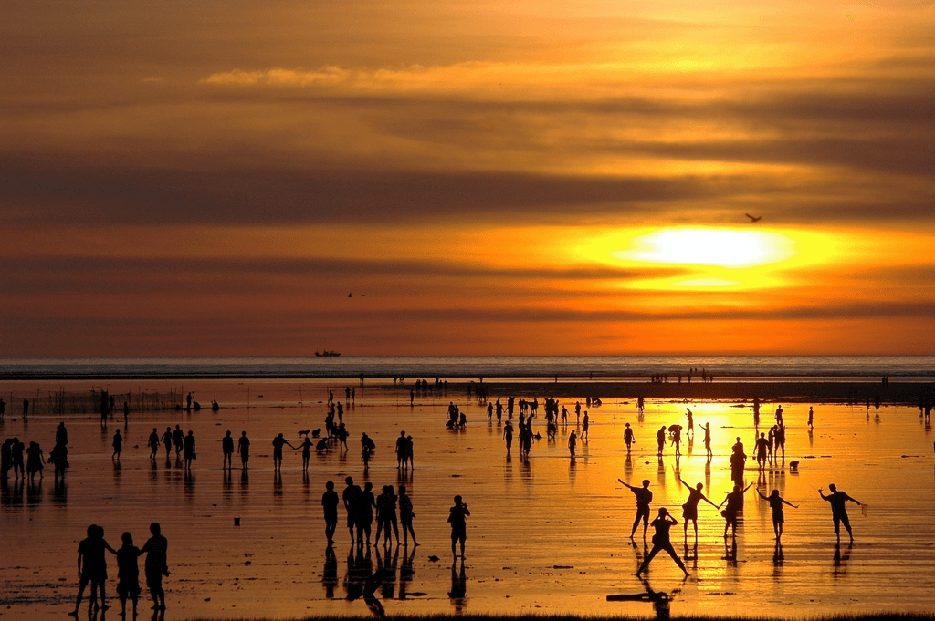 在潮汐與夕陽之間慢慢走一段路，在高美濕地，看天空倒映，讓心慢下來