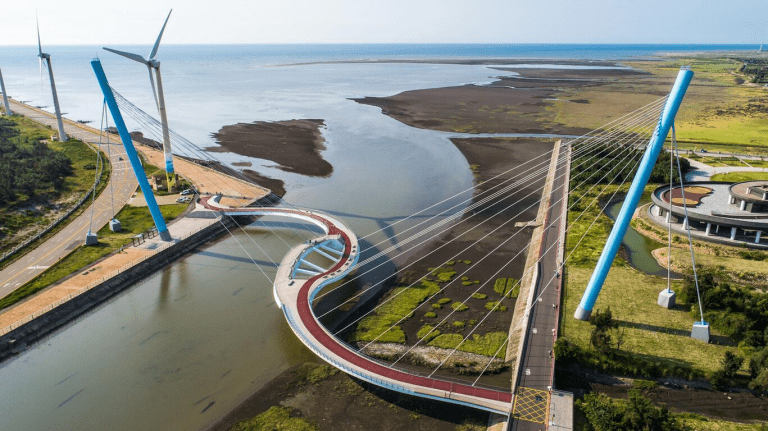 在潮汐與夕陽之間慢慢走一段路，在高美濕地，看天空倒映，讓心慢下來