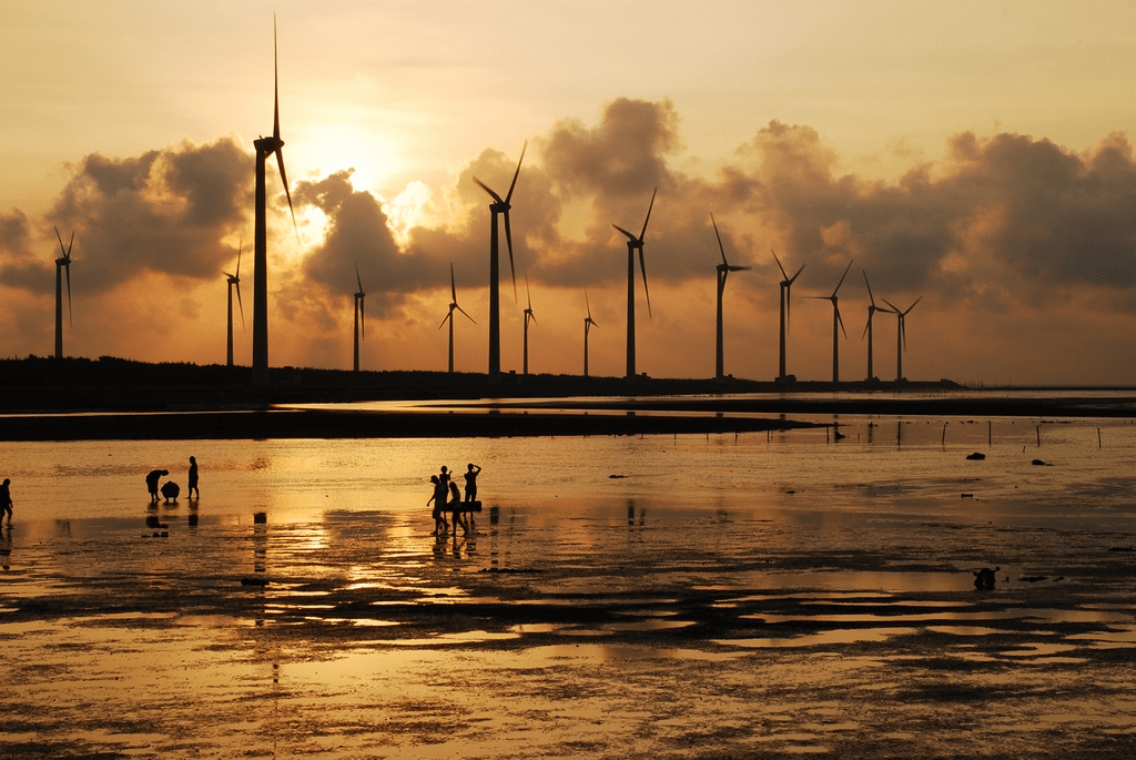 在潮汐與夕陽之間慢慢走一段路，在高美濕地，看天空倒映，讓心慢下來