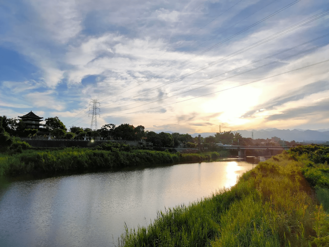🌙 夜色下最浪漫的嘉義秘境｜彌陀映月橋，城市中的靜謐時刻