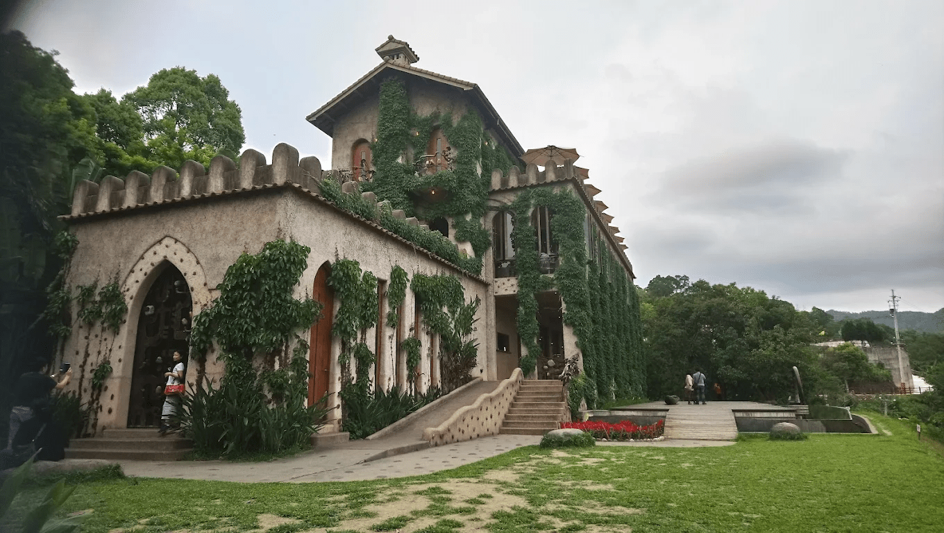 苗栗天空之城充滿歐式風情的古堡建築，外牆爬滿綠色藤蔓，充滿神秘感