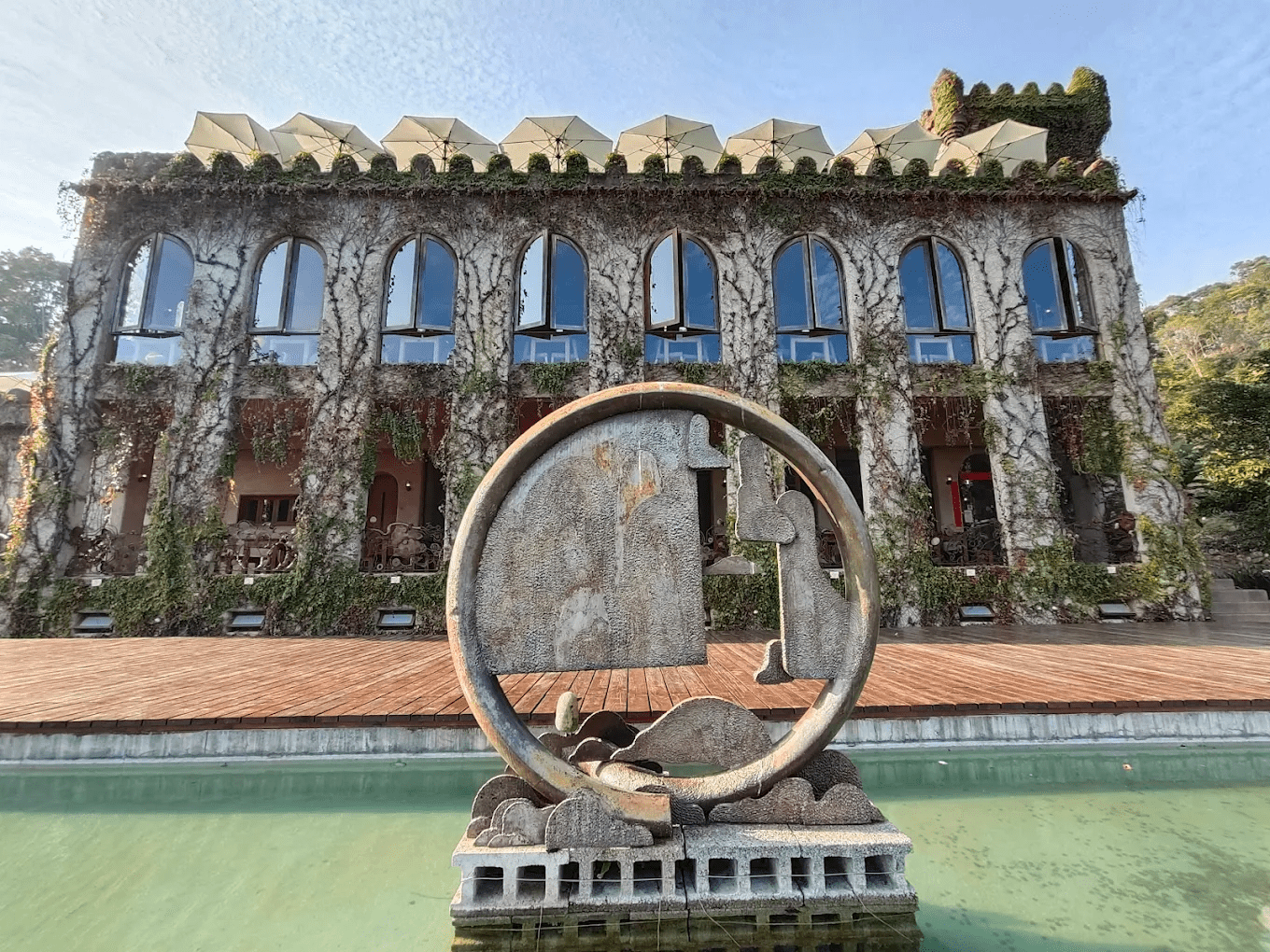 在充滿歐式氛圍的餐廳內享用精緻下午茶，陽光灑落十分愜意