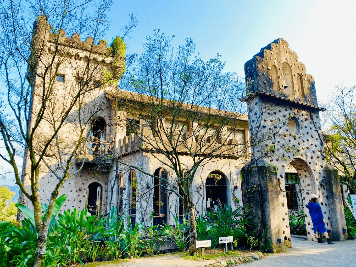 從天空之城俯瞰鯉魚潭水庫的壯麗景色，山巒起伏雲霧繚繞
