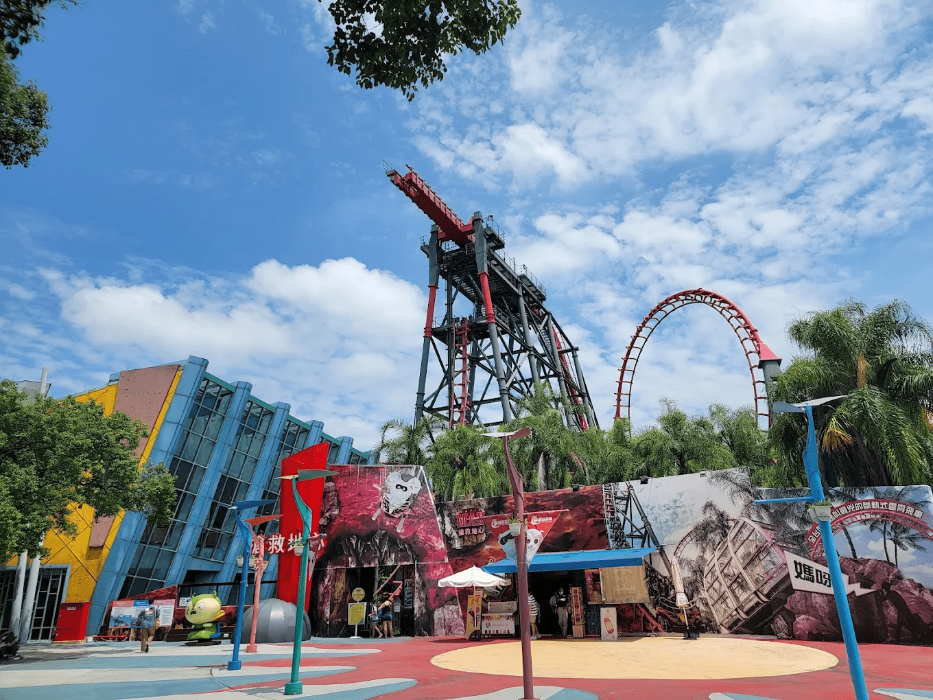 探索世界內的刺激遊樂設施，提供遊客極限尖叫體驗