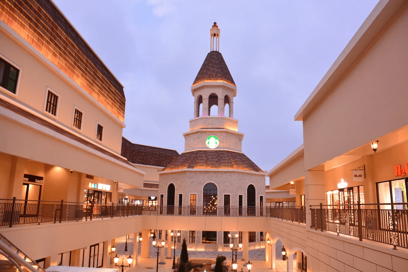 麗寶度假區內的飯店住宿，提供一泊二食的悠閒選擇