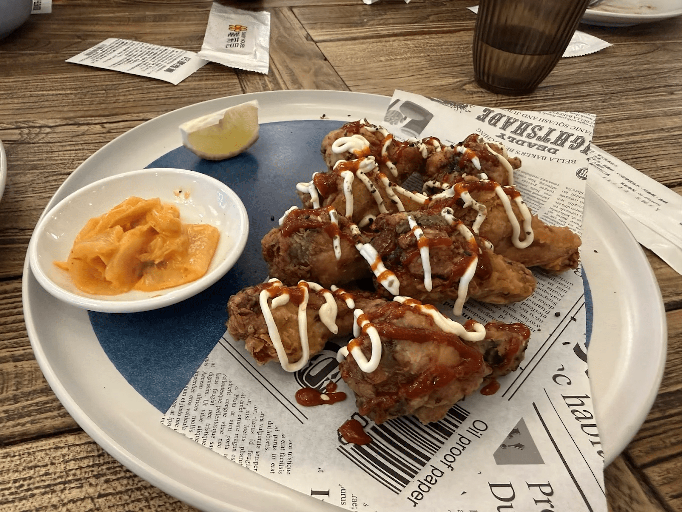 精緻的用餐區佈置，大理石桌面與雅緻的座椅，展現出低調奢華的風格