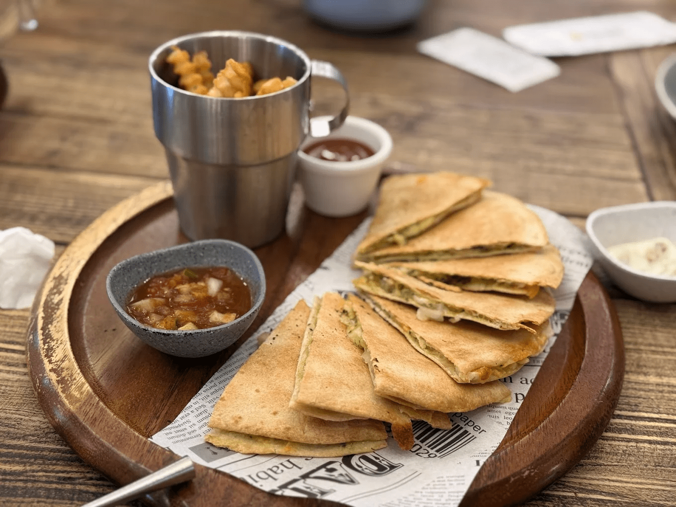 充滿綠意與自然光線的餐廳內部環境，營造出宛如溫室花園般的舒適氛圍